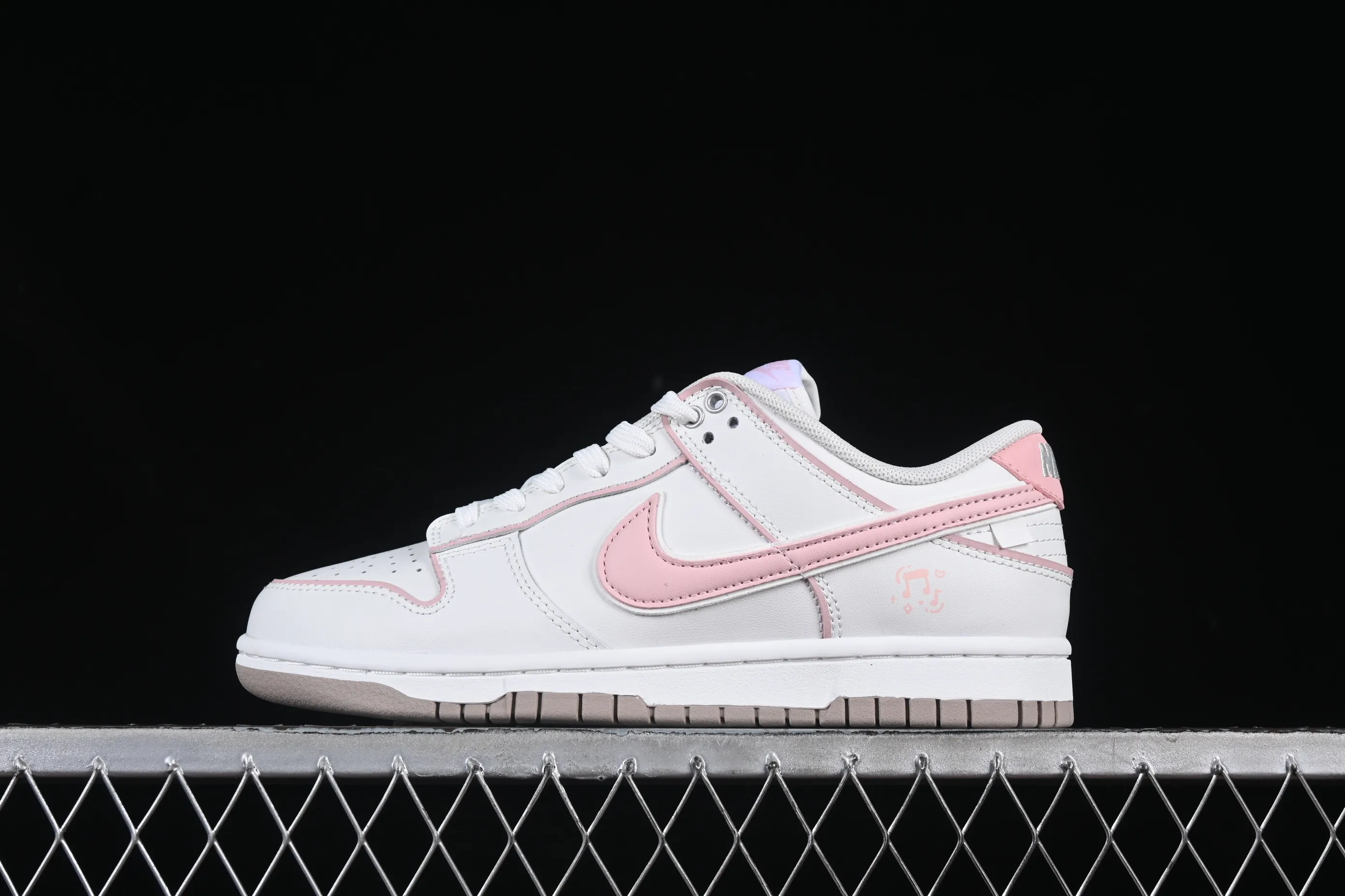 All Categories Nk SB Dunk Series Nk SB Dunk Low Low-top sneakers Nike SB Dunk Low White and pink color Anniversary high-end customization Low-top casual sneakers WP0212-013